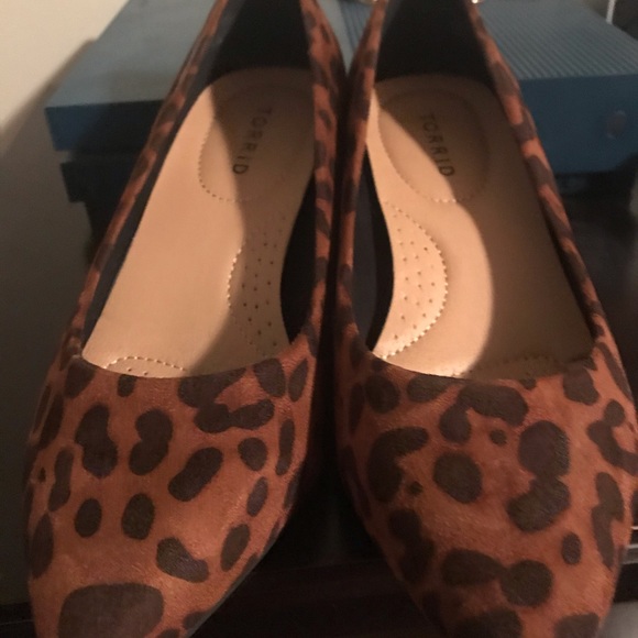 LEOPARD FAUX SUEDE POINTED TOE KITTEN HEEL (WW) - Picture 3 of 3